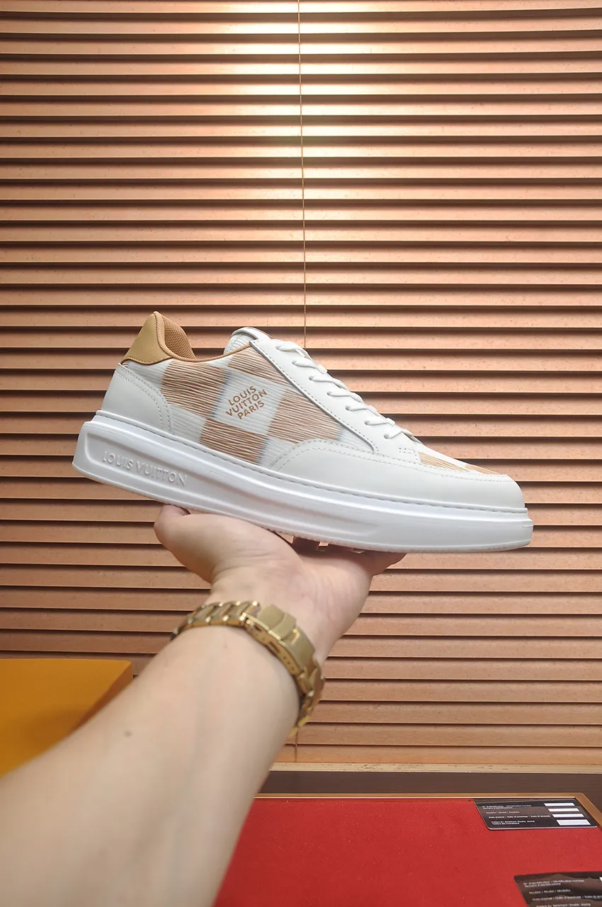 Men's men's shoes 💰640💶Original development, quality shipping, welcome to compare - LV sneaker series sports shoes introduce the loose silhouette of the ready-to-wear series into the spring and summer men's wear shows and make an eye-catching appearance. The cow leather upper is combined with rough fabric laces, and colorful beading highlights the brand's classic elements. LV letters mark the tongue and Monogram floral outsole. Mixed materials Made of top-grain cowhide, thick shoelace design, large Monogram print on the side, mesh lining and cotton feet, the comfort is as extreme as ever, premium heritage, quality first, worth owning! Size: Men’s 38-45 (45 is custom-made and cannot be returned or exchanged)